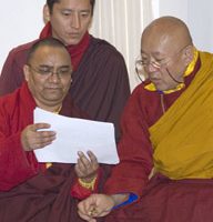 S.H. mit S.E. Nyidzong Trichen Rinpoche und Drubpön Kunzang